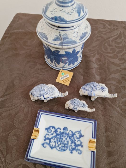 Conjunto em porcelana Pote Cinzeiro e  3 Estatuetas