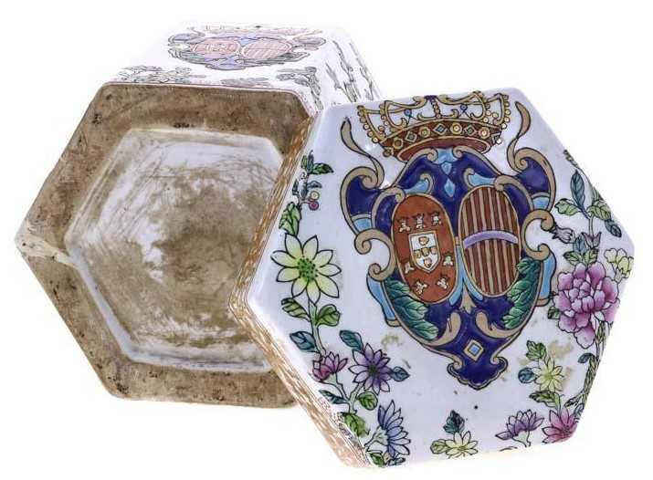 Caixa em loiça chinesa brasonada Sec. XIX