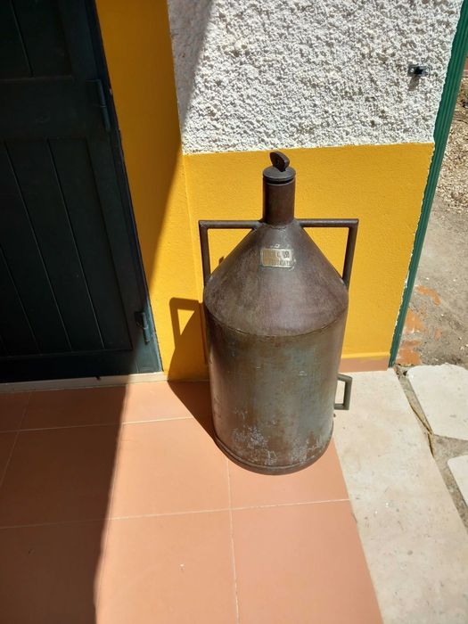 Pote antigo de armazenamento de azeite