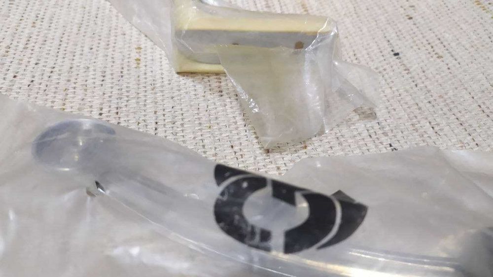 Ручка мебельная Уголок под полку молочного цвета