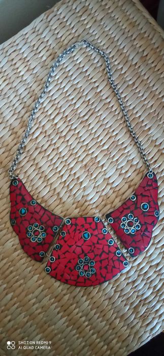 Colar meia-lua resina vermelho