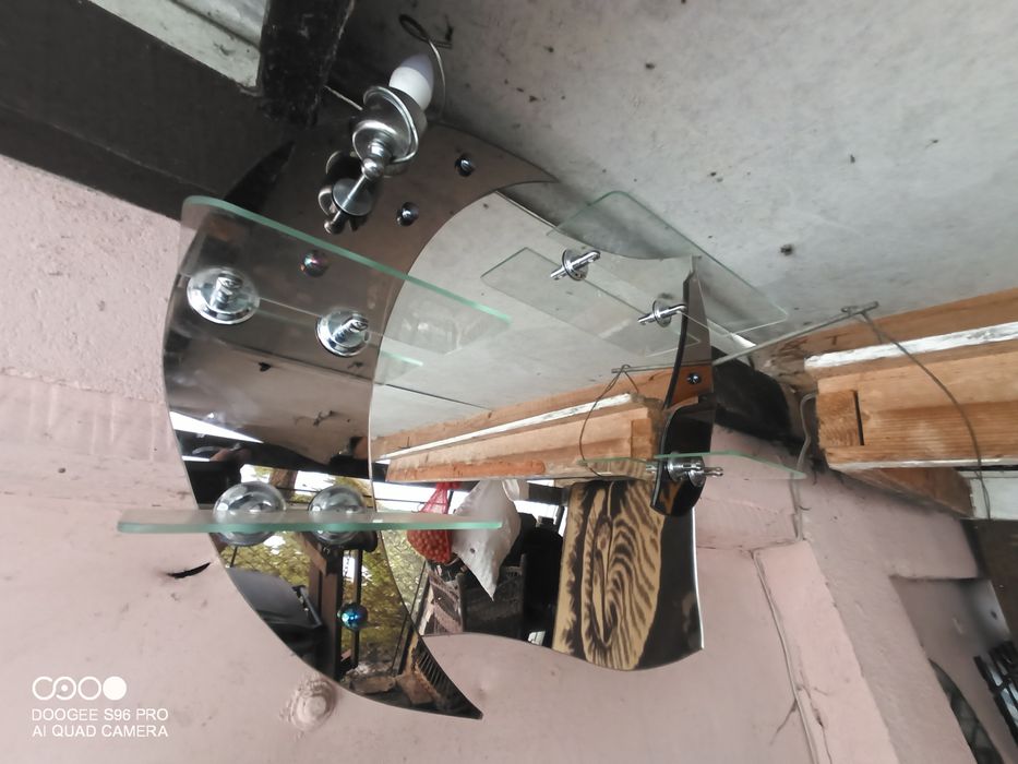 Дзеркало з полицями та підсвіткою