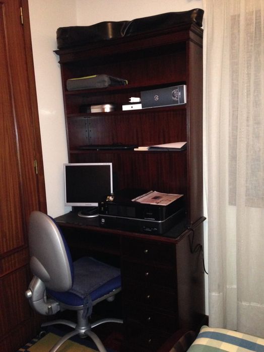 Escrivaninha mogno + cadeira de secretaria um