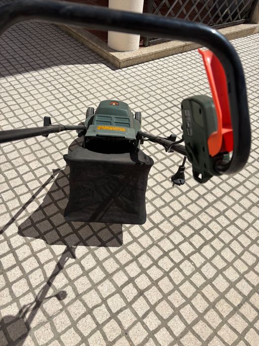 Máquina de cortar relva .