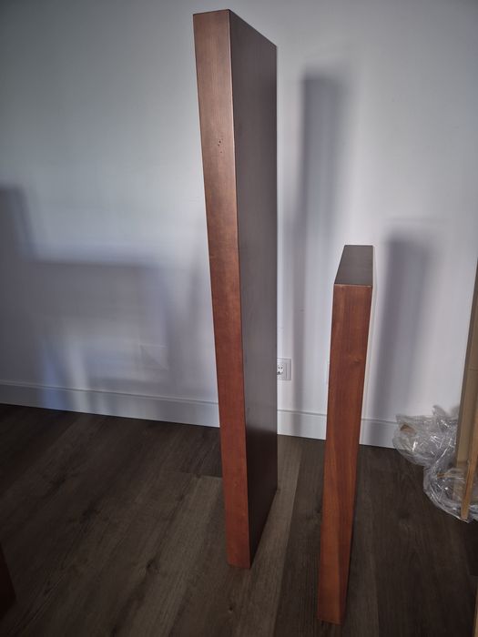 Prateleiras de madeira cor cerejeira