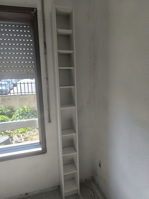Móvel com muitas prateleiras