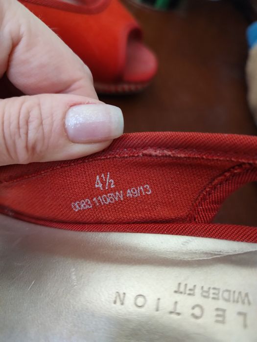 Босоніжки M&S на танкетці, р. 38