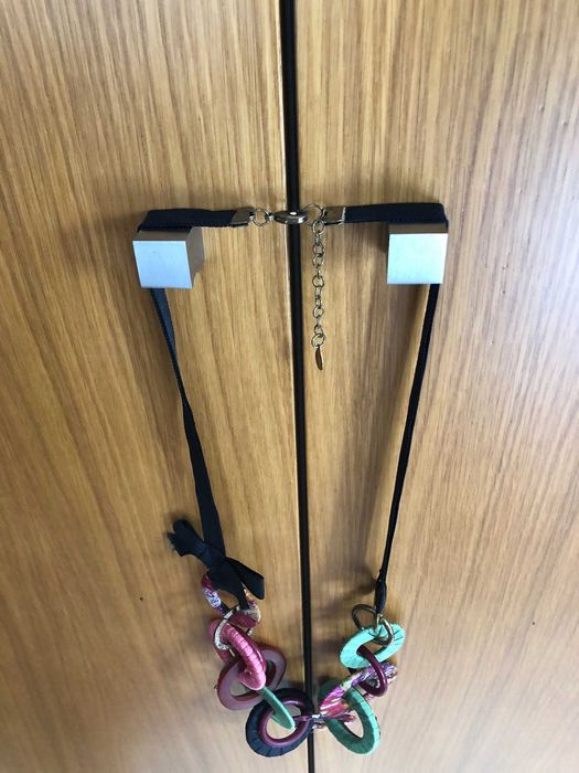 Colar em tecido preto e Argolas coloridas