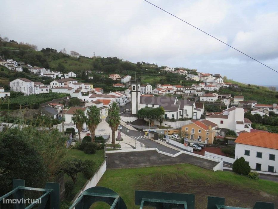 Terreno em benfeitoria na freguesia de Santo António