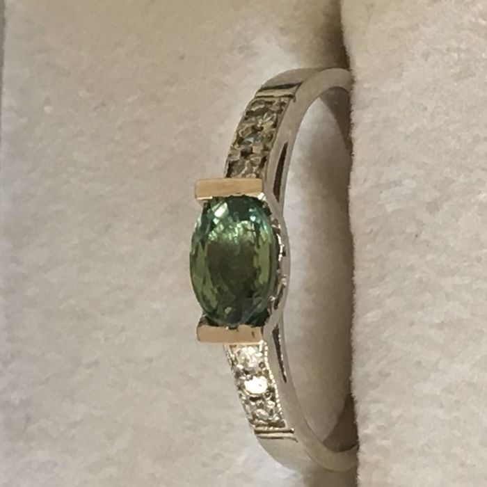 Złoty pierścionek z szafirem i diamentami