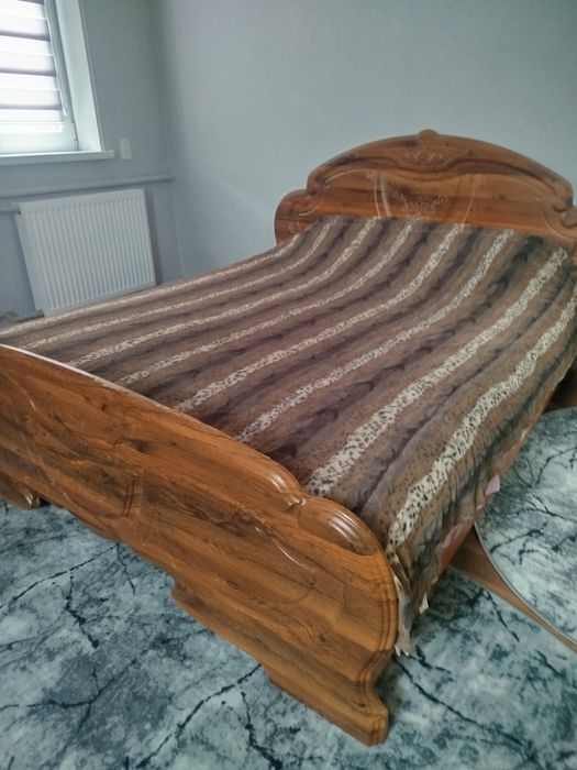 Продам ліжко  двоспальне  з матрацом та 2 - тумбі