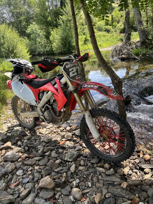 Moto crf 250r bem estimada