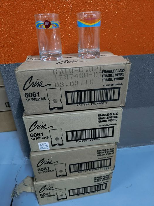 Copos , sumos diferentes novos na caixa