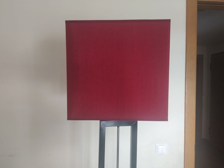 Candeeiro de pé alto