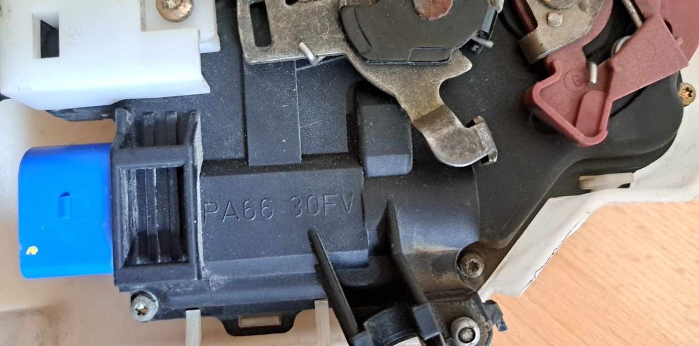 Zamek do drzwi lewy przód