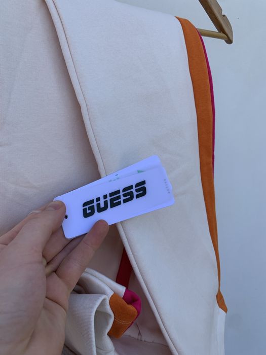 Damskie spodnie dresowe guess z lampasami