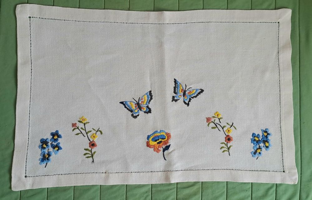 Naperon antigo em linho bordado a mão 35x55cm