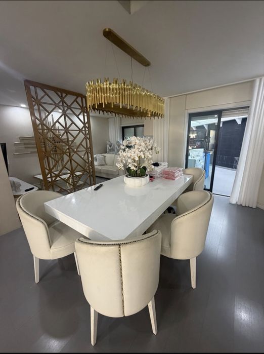 mesa e cadeiras