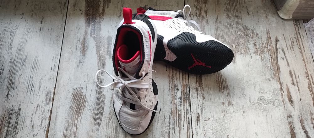 Jordan Stay Loyal 2 w kolorze białym z czarnymi i czerwonymi 37,5