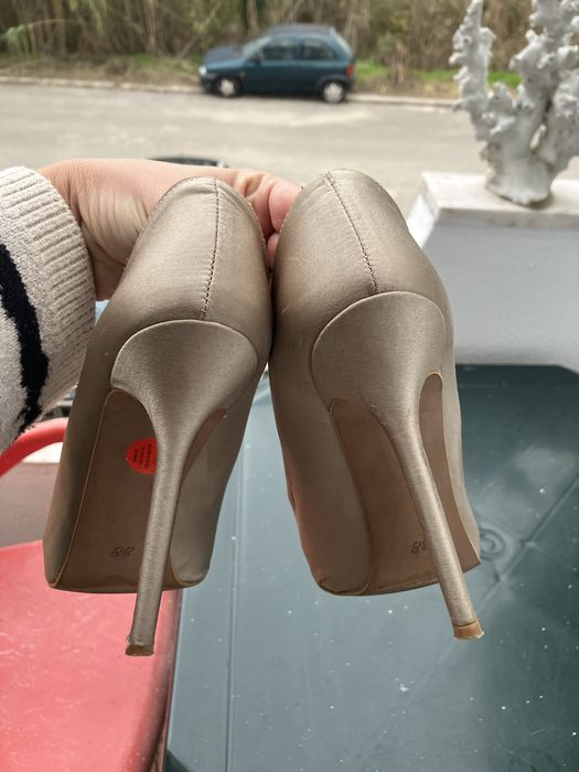 Zara sapatos altos acetinados creme 38