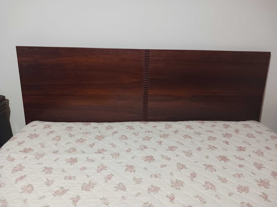 Vendo Cama de Casal de Madeira Maciça para colchão até 160x200 cm