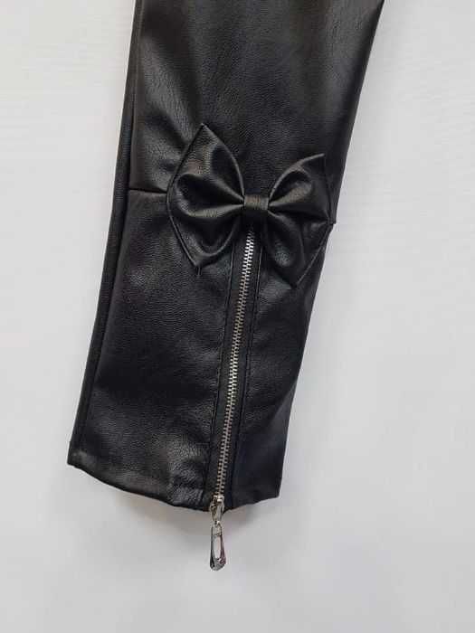 Woskowane spodnie z kokardami biodrówki