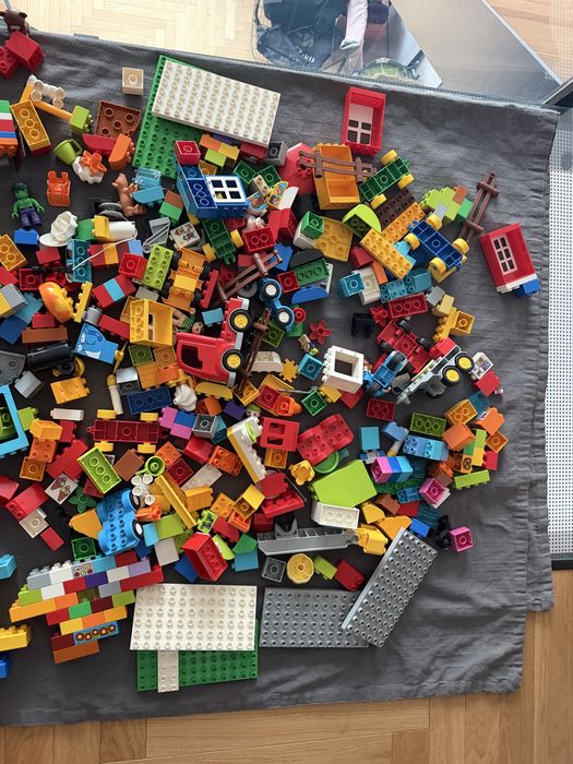 Lego Duplo kilka Zestawów figurki auta budowle superbohateorowie