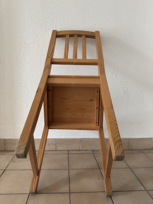 Cadeiras e mesa em madeira