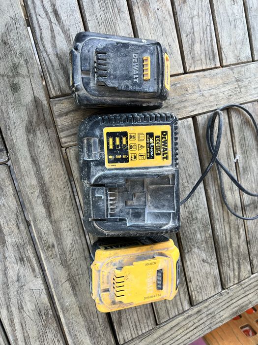 Vendo carregador deWALT + 2 baterias 18v