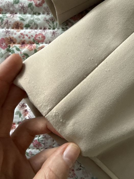 Костюм бежевого кольору