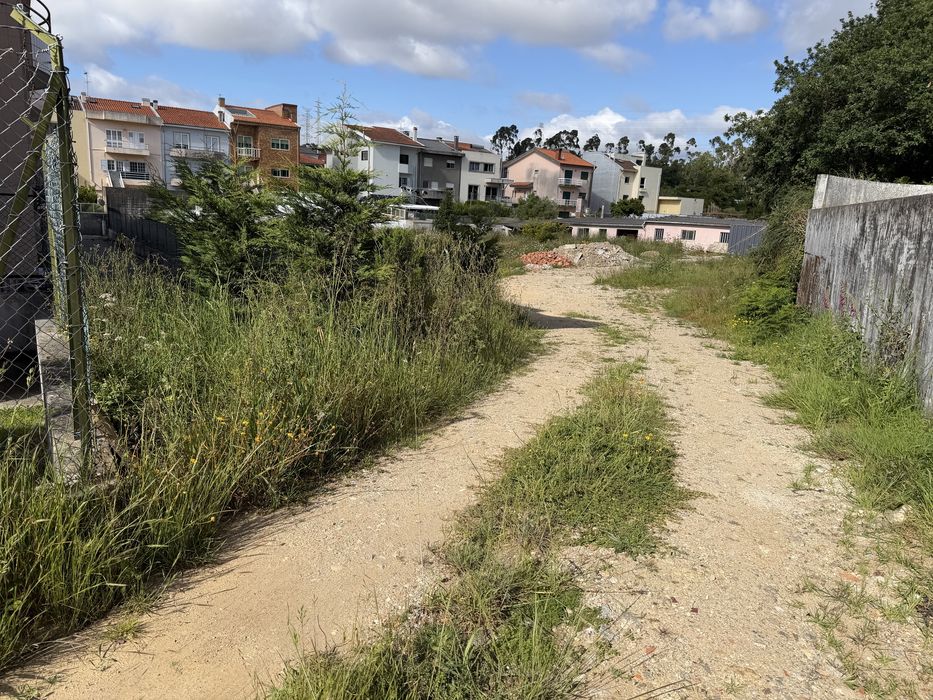 Terreno (2000m2) com armazém