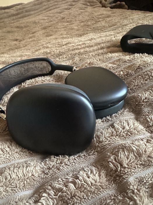 Space Gray AirPods Max