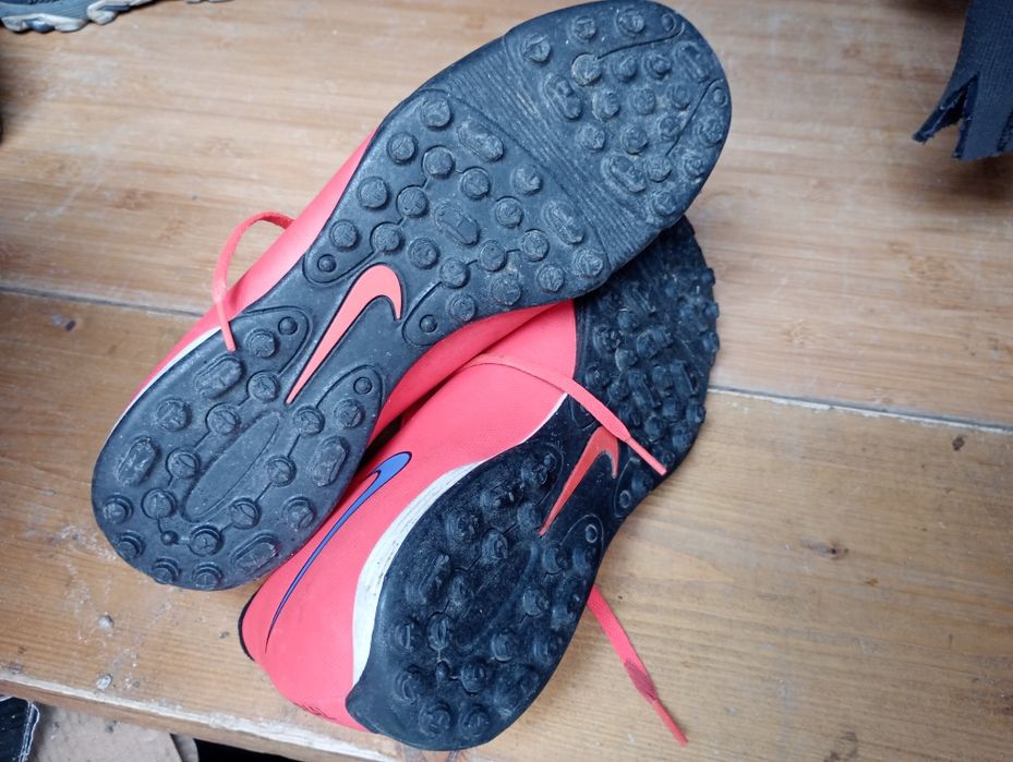 Chuteiras Nike Turf 
Nike Mercurial
Usadas uma vez... 
Não me servem!!