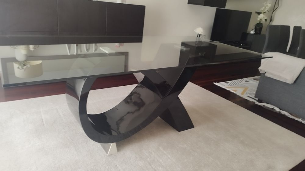 Mesa de Jantar de Design. Vidro Temperado Fumado e Base Escultural
Título: Mesa de Jantar Luxo – Vidro Temperado Fumado e Base Escultural