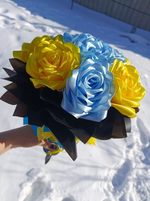 Букет з атласних троянд