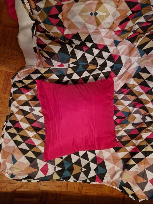 Edredom casal cor de rosa e triângulos