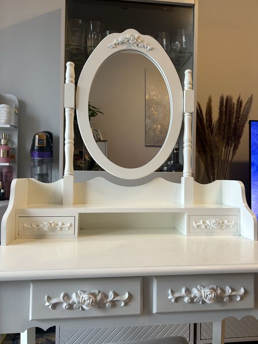 Toaletka biala z krzeselkiem