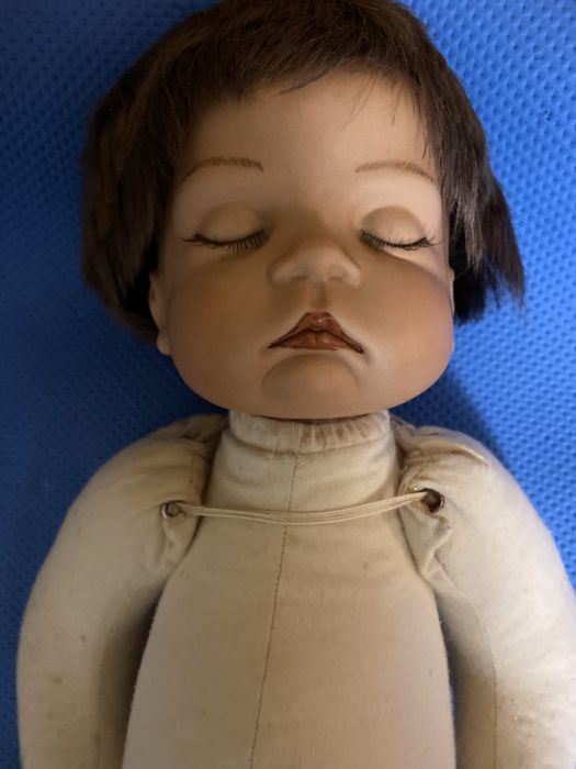 Фарфоровая кукла