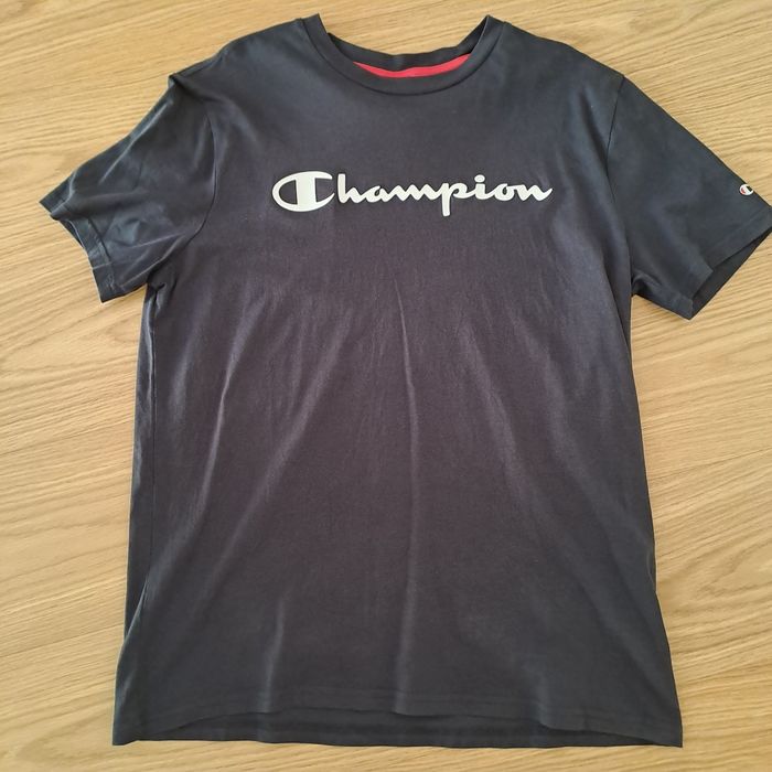 Várias camisolas e T-shirts de marca