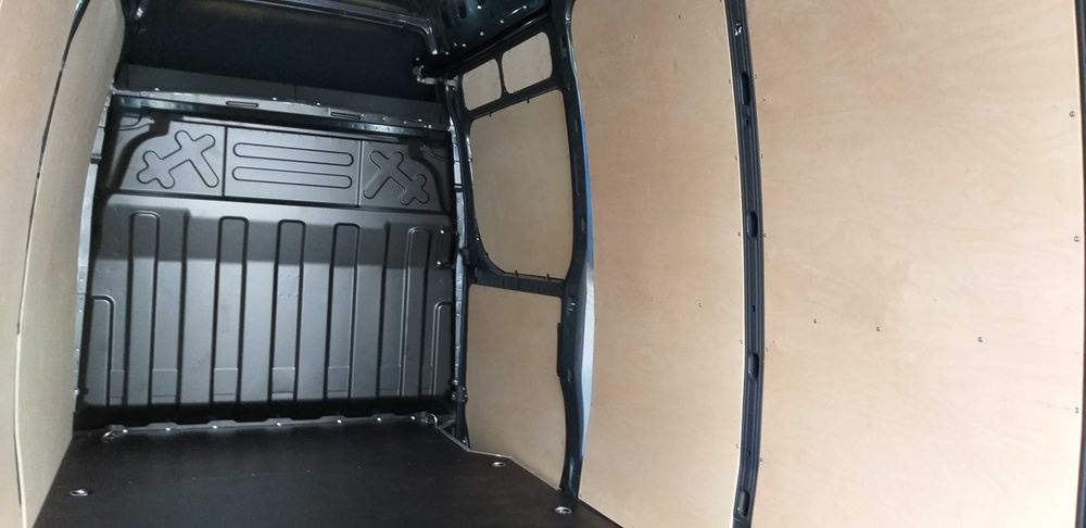 Zabudowa busa Iveco Daily 16m3, 18m3 podłoga, boki, nadkola - MONTAŻ