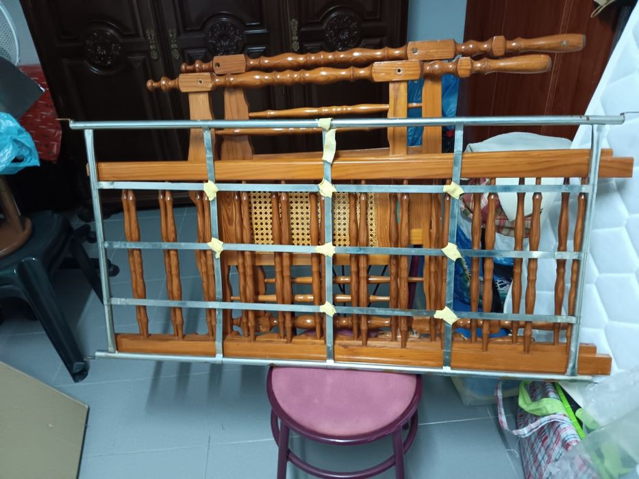 Colchão molas bebé, com cama de madeira.