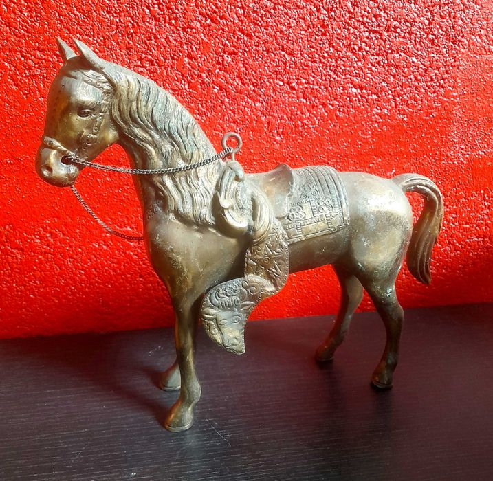 Cavalo latão maciço antigo