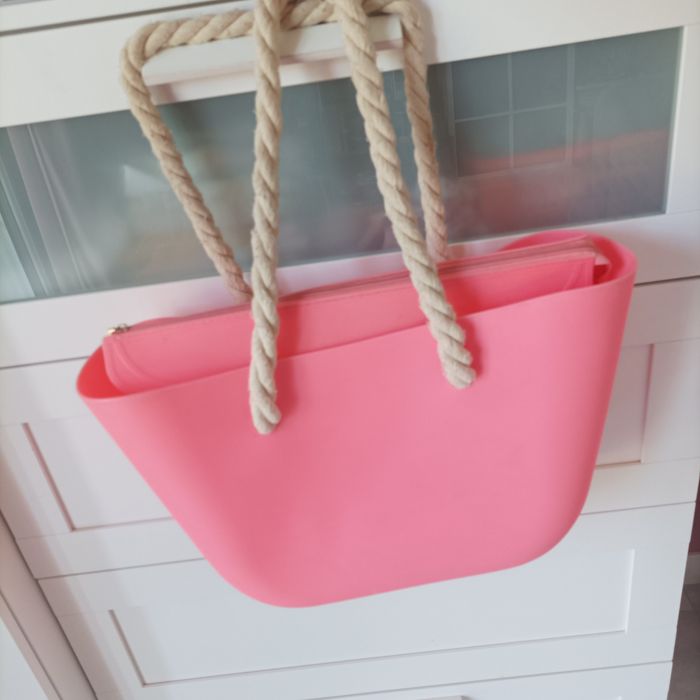 Torba w kolorze koralowym.