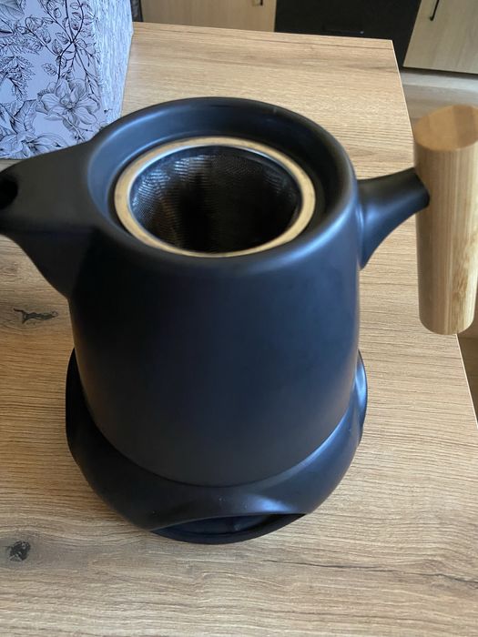 Dzbanek do herbaty z podgrzewaczem