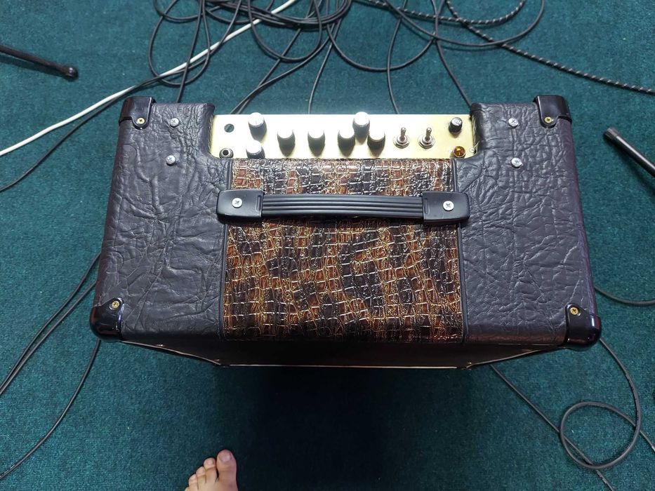 Ламповий гітарний комбопідсилювач.