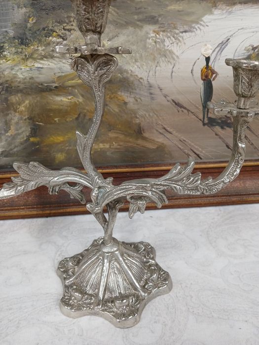 par candelabros metal prateado