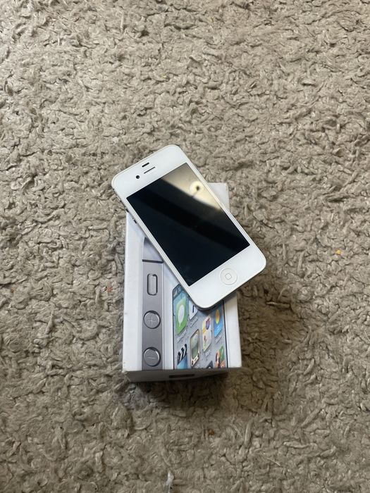 Iphone 4s  вісить на проводі