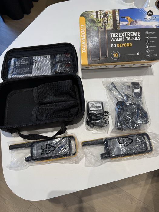 Рації Motorola T82 Extreme Walkie Talkies (комплект GO BEYOND)