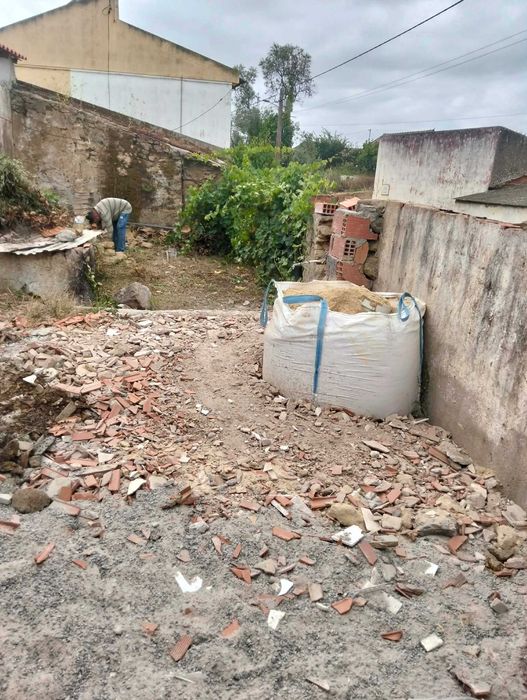 Casa T3 com logradouro e Quintal  para acabar a  remodelação Telhado novo 115m² casa 115 m²  Quintal Total 285 m² área Bombarral Tratasse particular