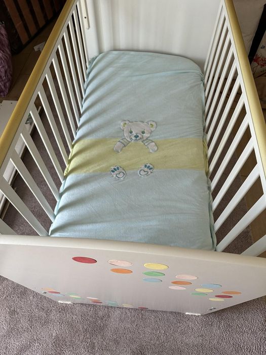 Cama de bebé com grades